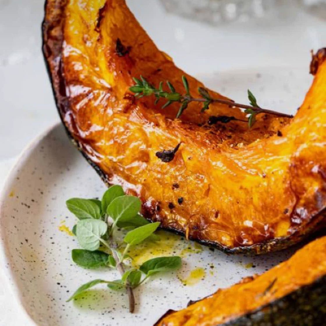 Schmortopf mit Spinatknödel mit Misobutter und gefüllt mit karamellisierten Walnüssen, dazu gebackener Kürbis