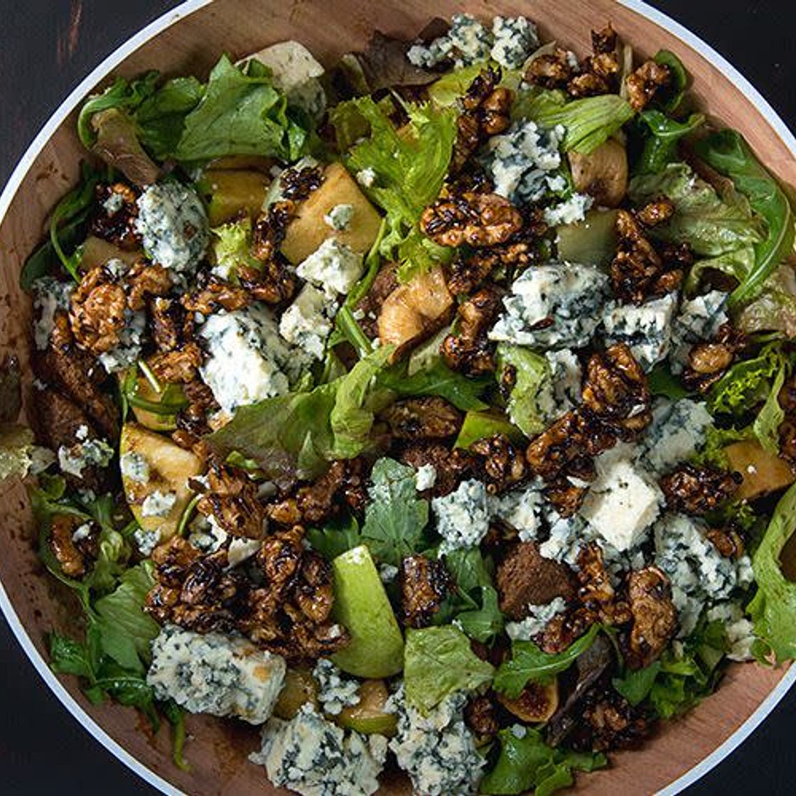 Green salad with dried figs and blue cheese