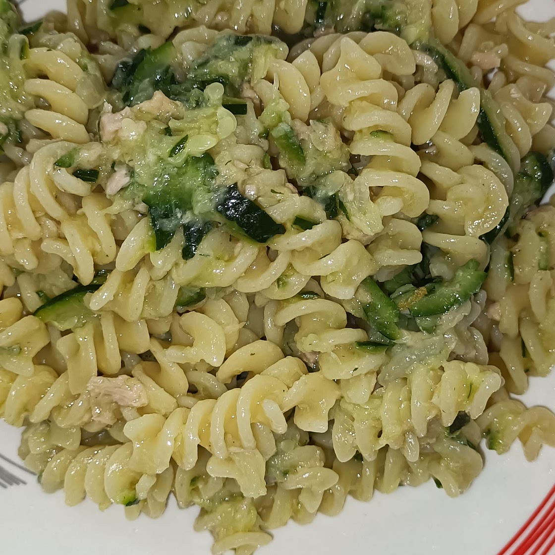 Pasta zucchine e tonno