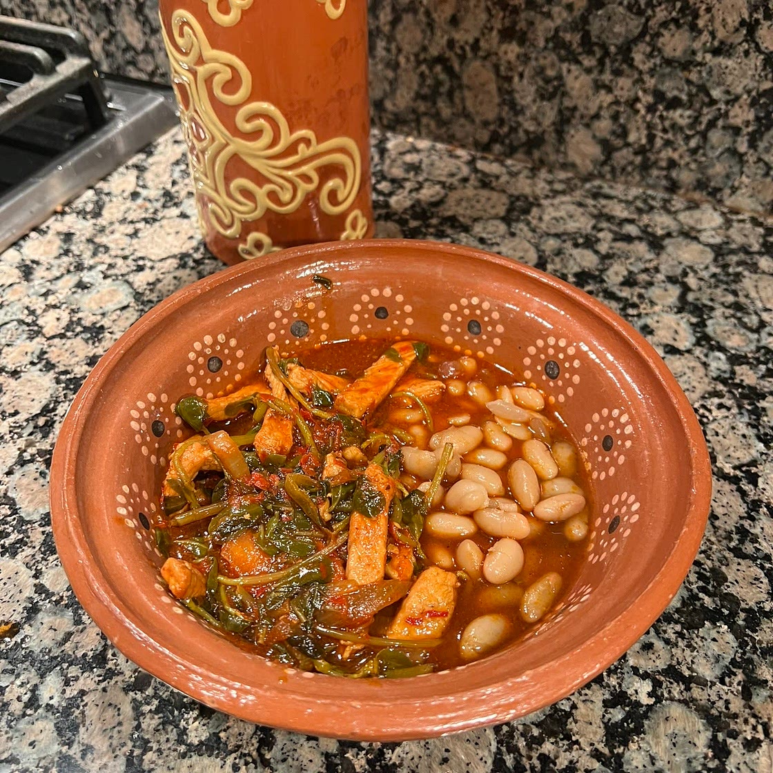 PUERCO CON VERDOLAGAS EN SALSA ROJA 