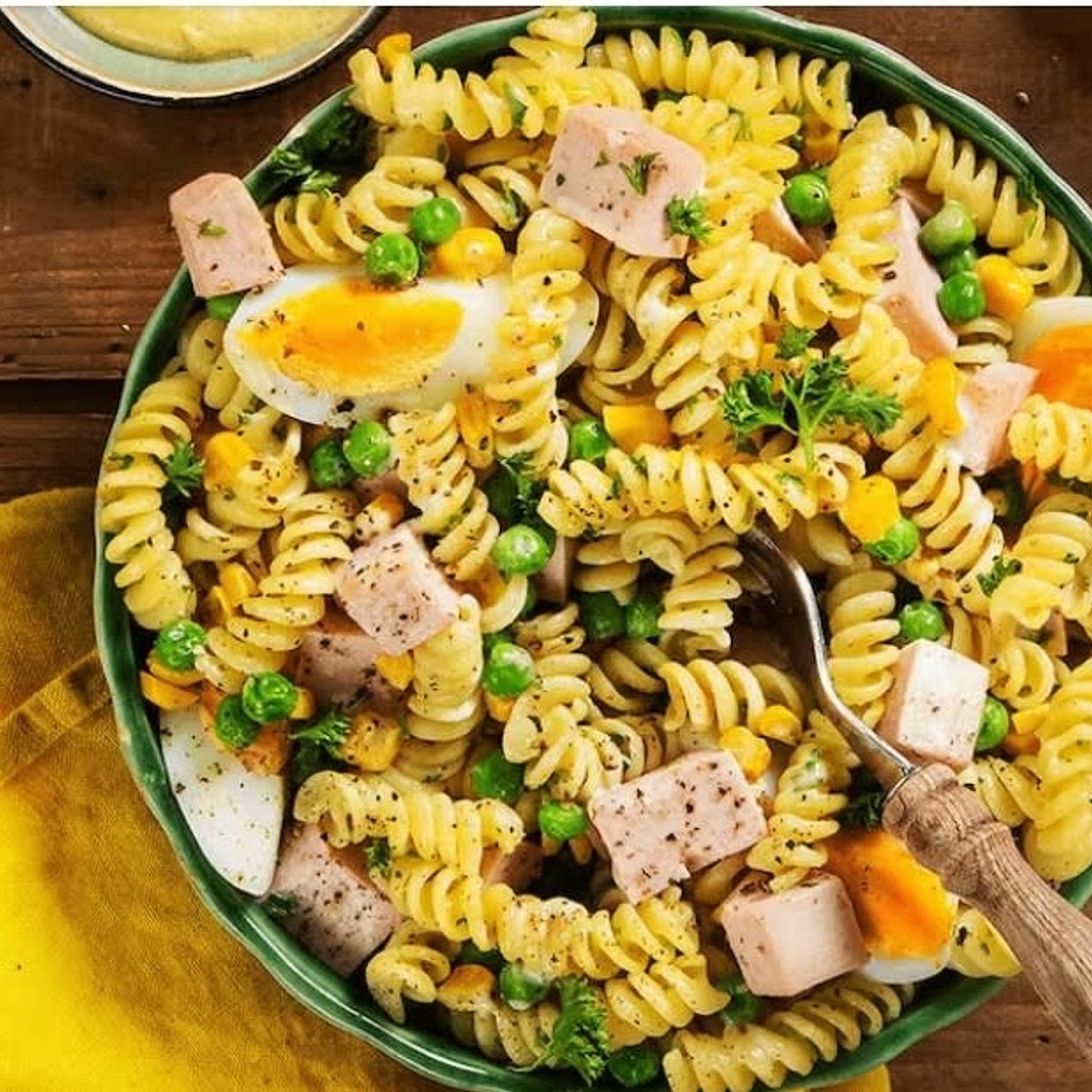 Klassischer Nudelsalat mit Mais, Erbsen und Fleischwurst