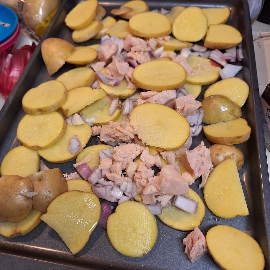 High Protein Crispy Salt n Pepper Chicken & Chips Meal Prep! Only 436 Calories per serve🤌🏽🔥 Combining 2 very popular takeout meals! This tastes absolutely delicious, is low in calories, filling and easy to make for the week ahead! Macros per serving