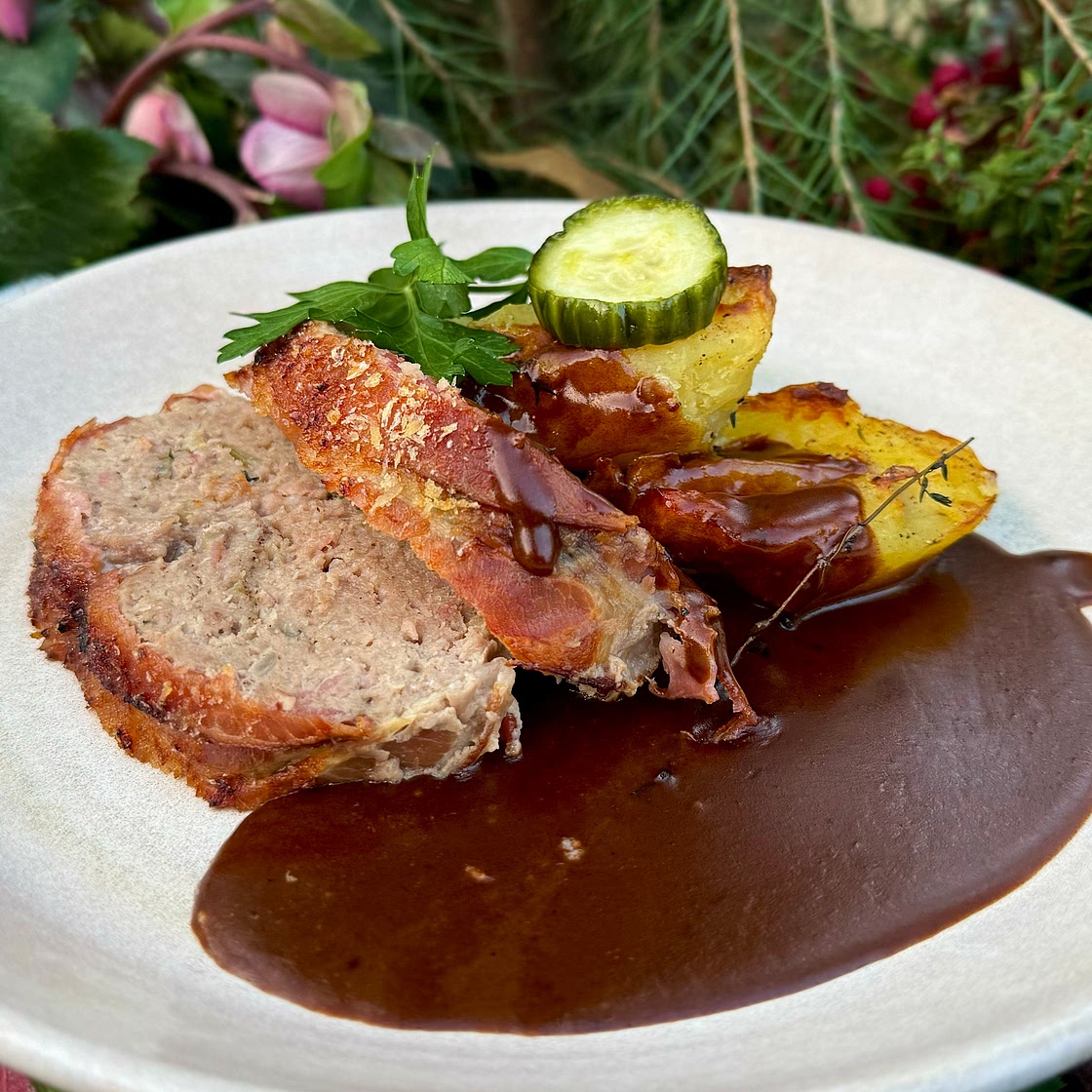 Forloren hare med stegte kartofler, agurkesalat og skysauce