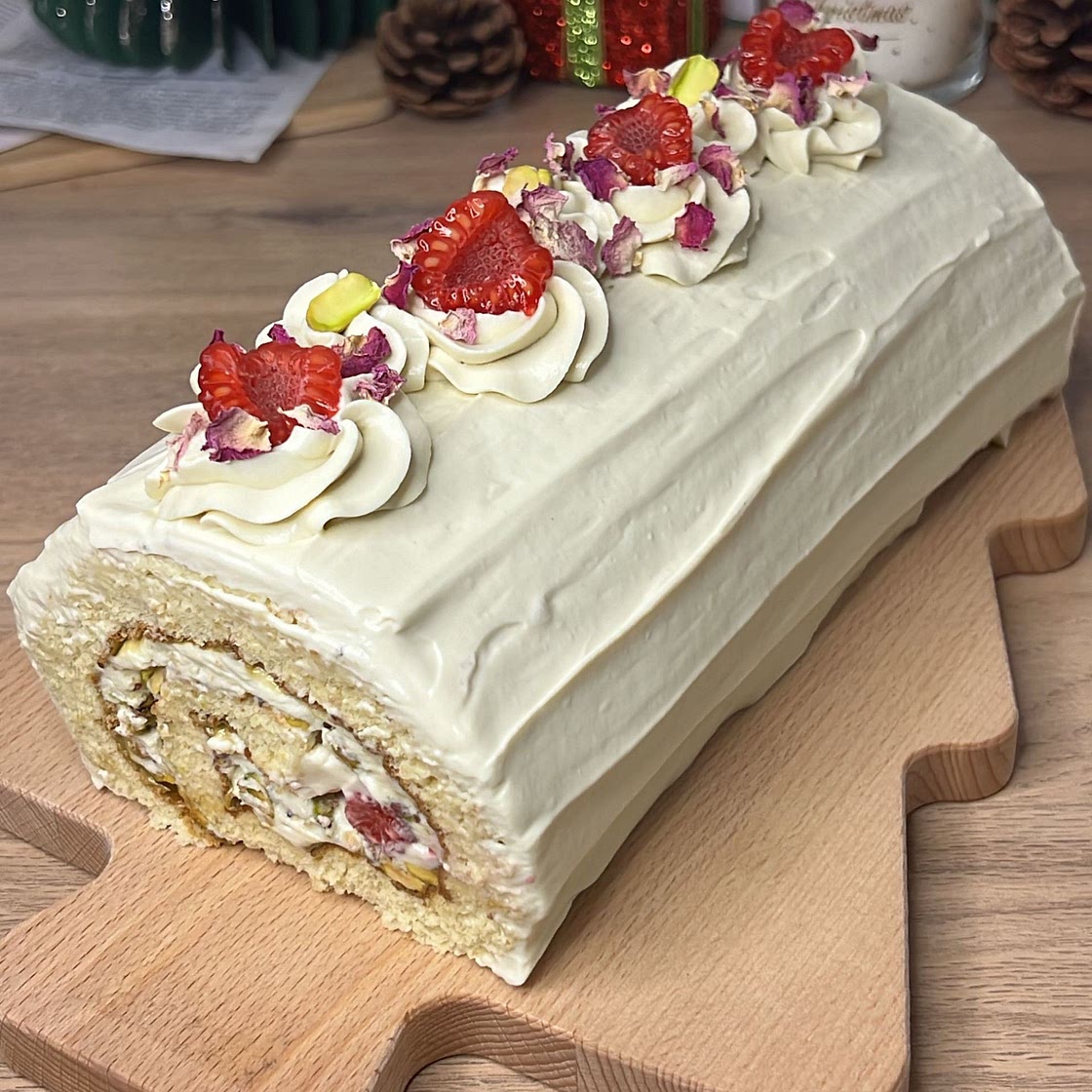 Pistachio & raspberry roll cake 