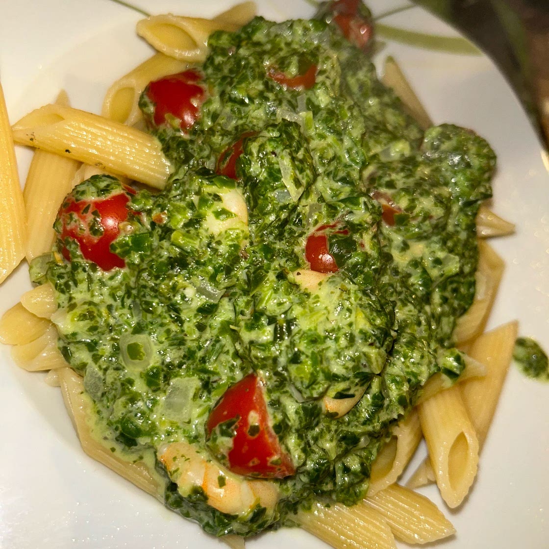 Pasta mit Rahmspinat-Frischkäse-Sauce und Tomaten