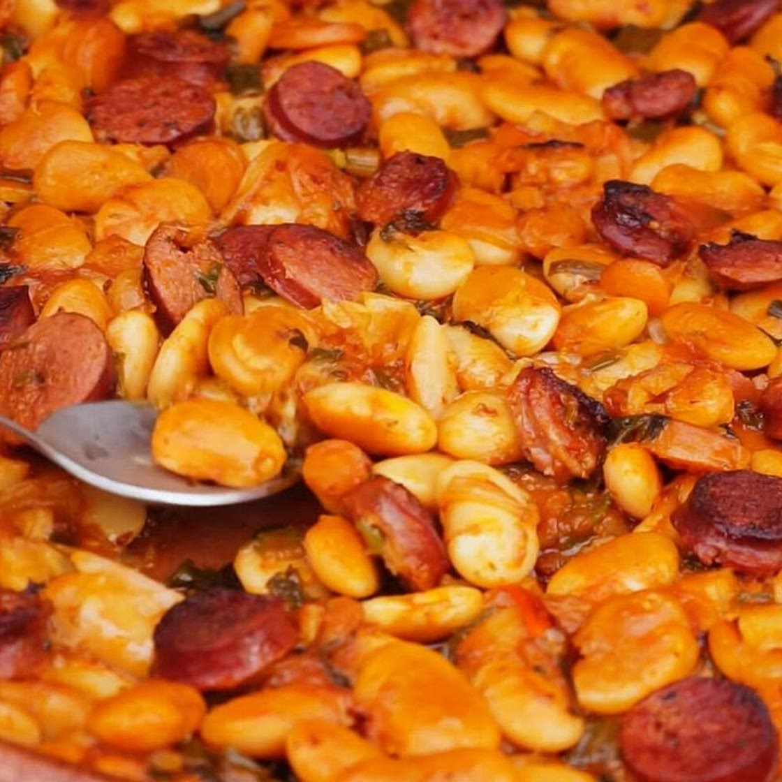 Spicy “gigantes” beans with sausage in the wood fired oven