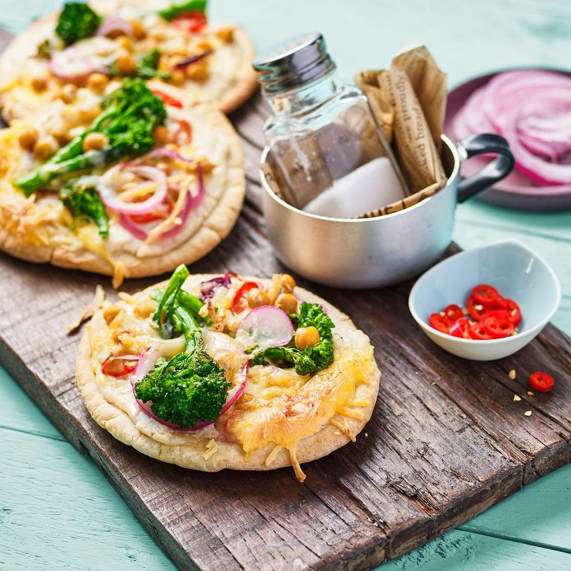 Vegane Brokkoli-Cheese Pita Pizzas
