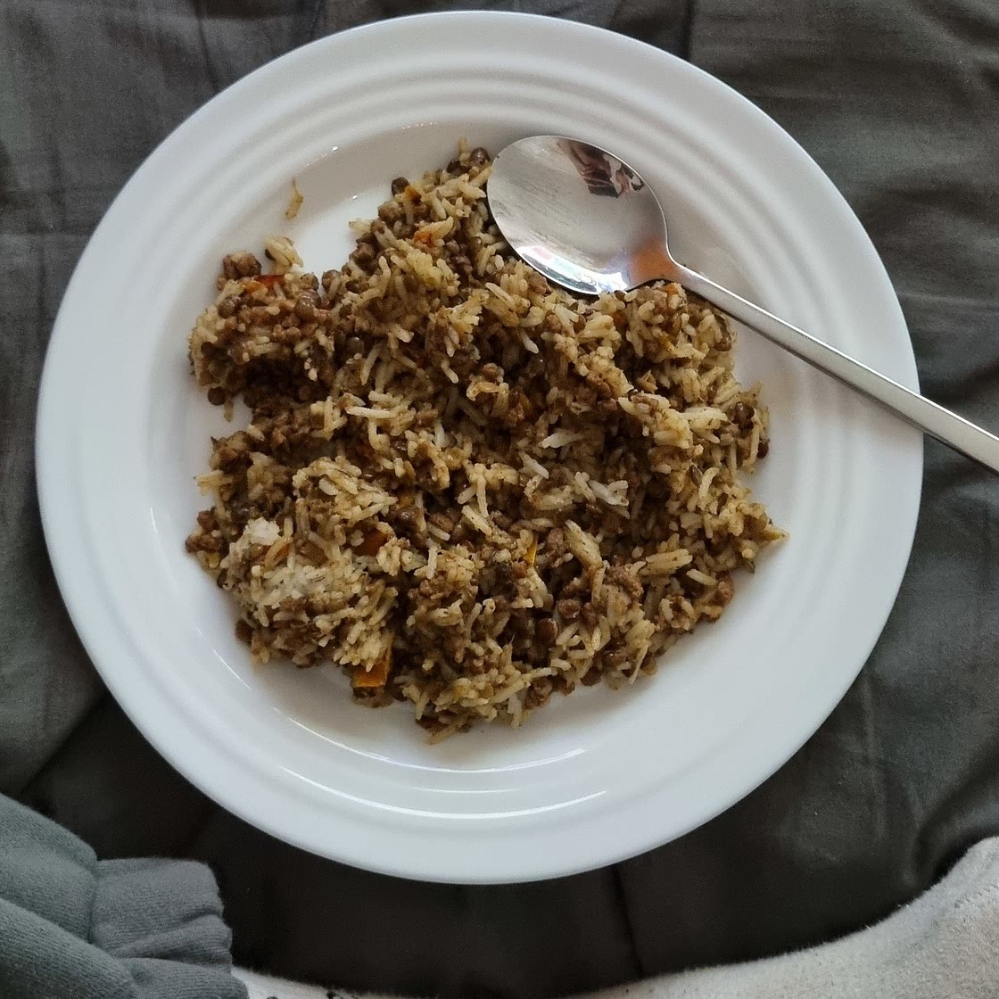 Riz aux lentilles avec sauces aux légumes et champignons