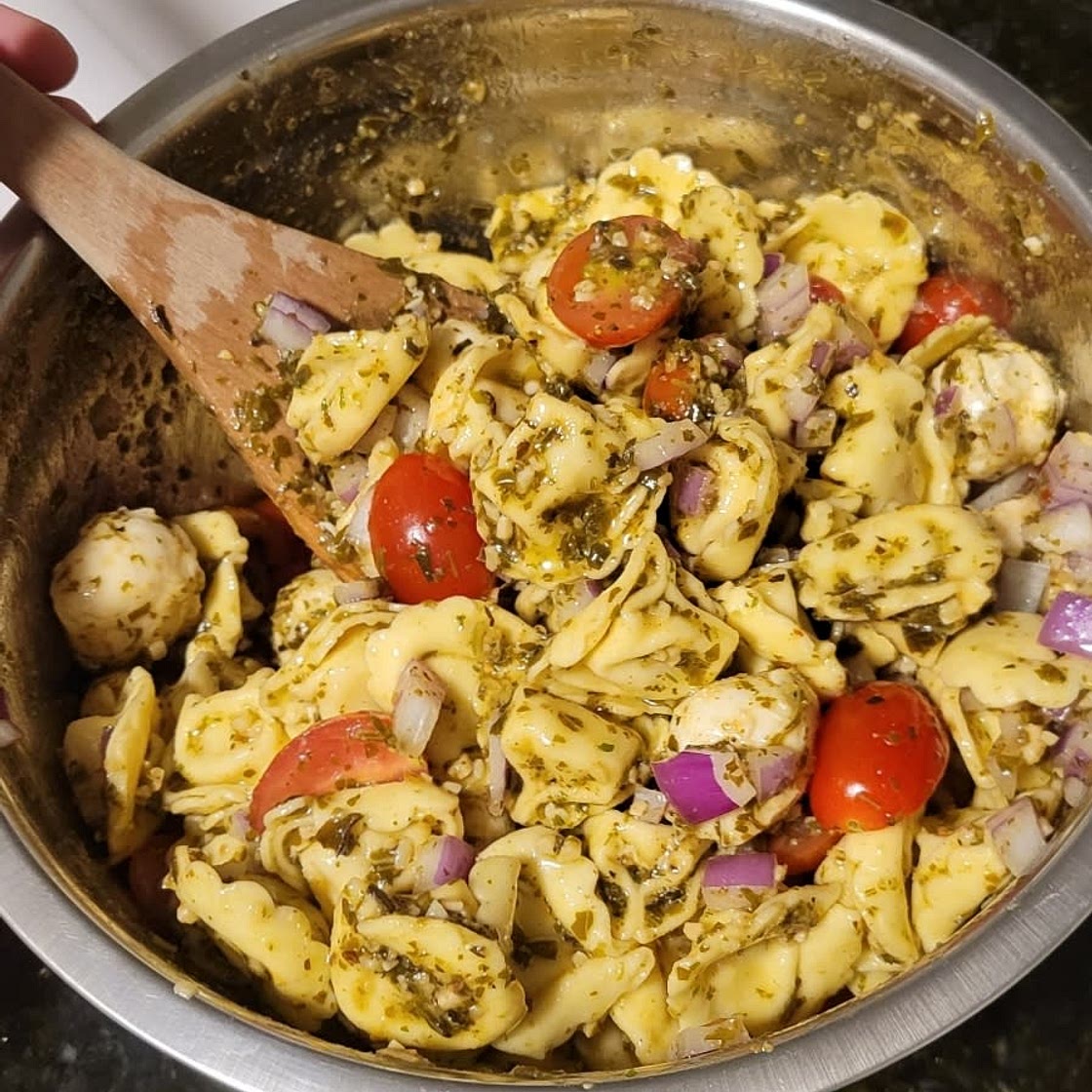 Easy Pesto Tortellini Pasta Salad