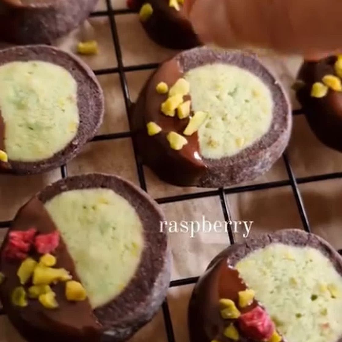 Dark Chocolate Pistachio Cookies