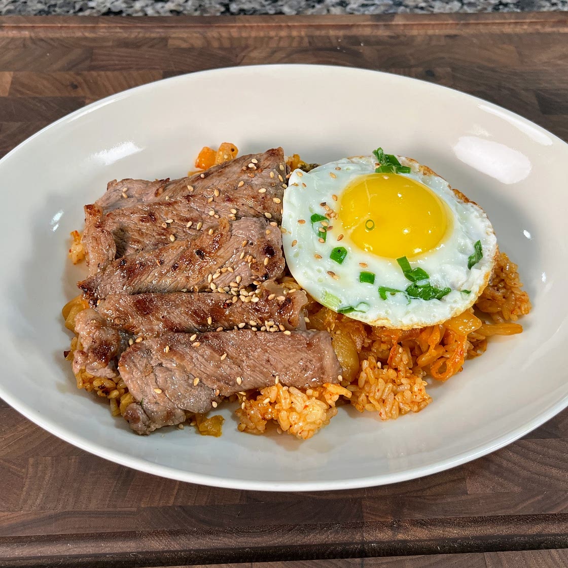 스테이크 남은걸로 이렇게 김치볶음밥을 해보세요. 완전 맛있어요!!