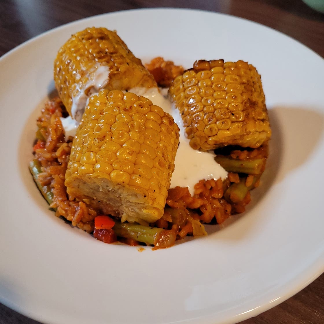 Jambalaya! Pikante Paprika-Reispfanne mit Maiskolben und Joghurtdip
