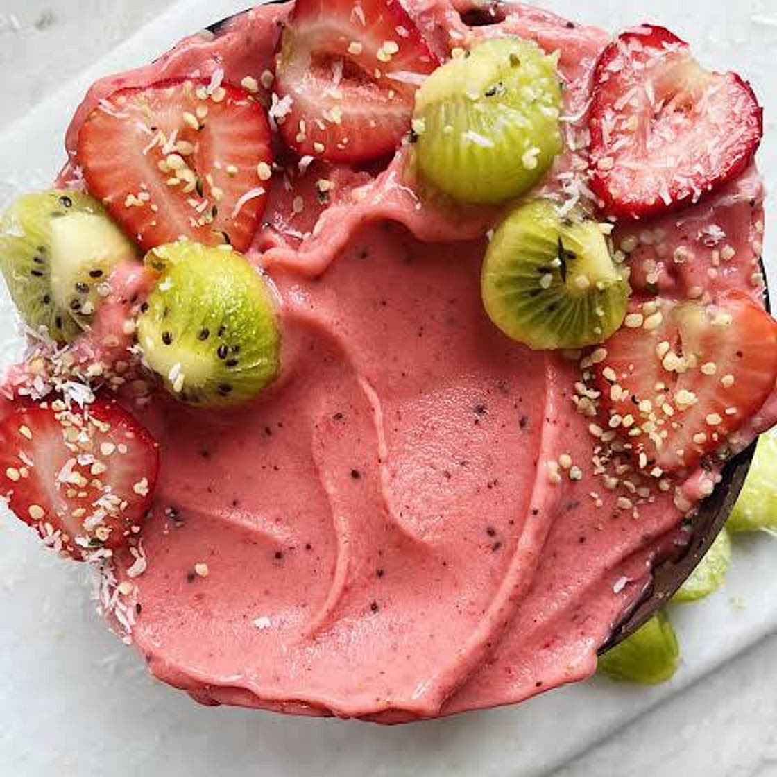 Strawberry and kiwi smothie bowl