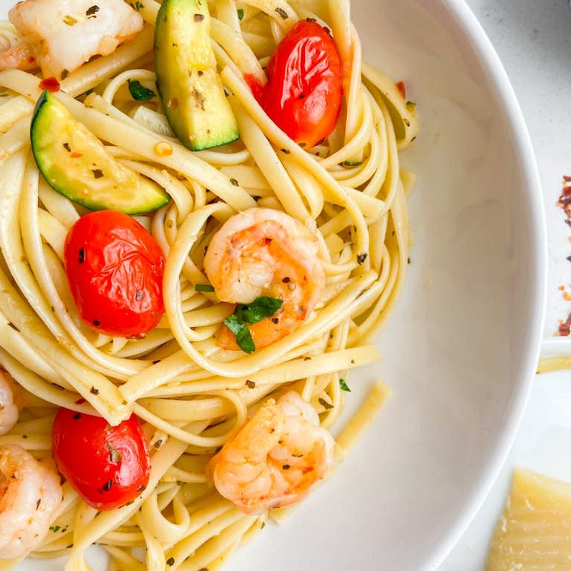 One-pan pasta with shrimp and zucchini