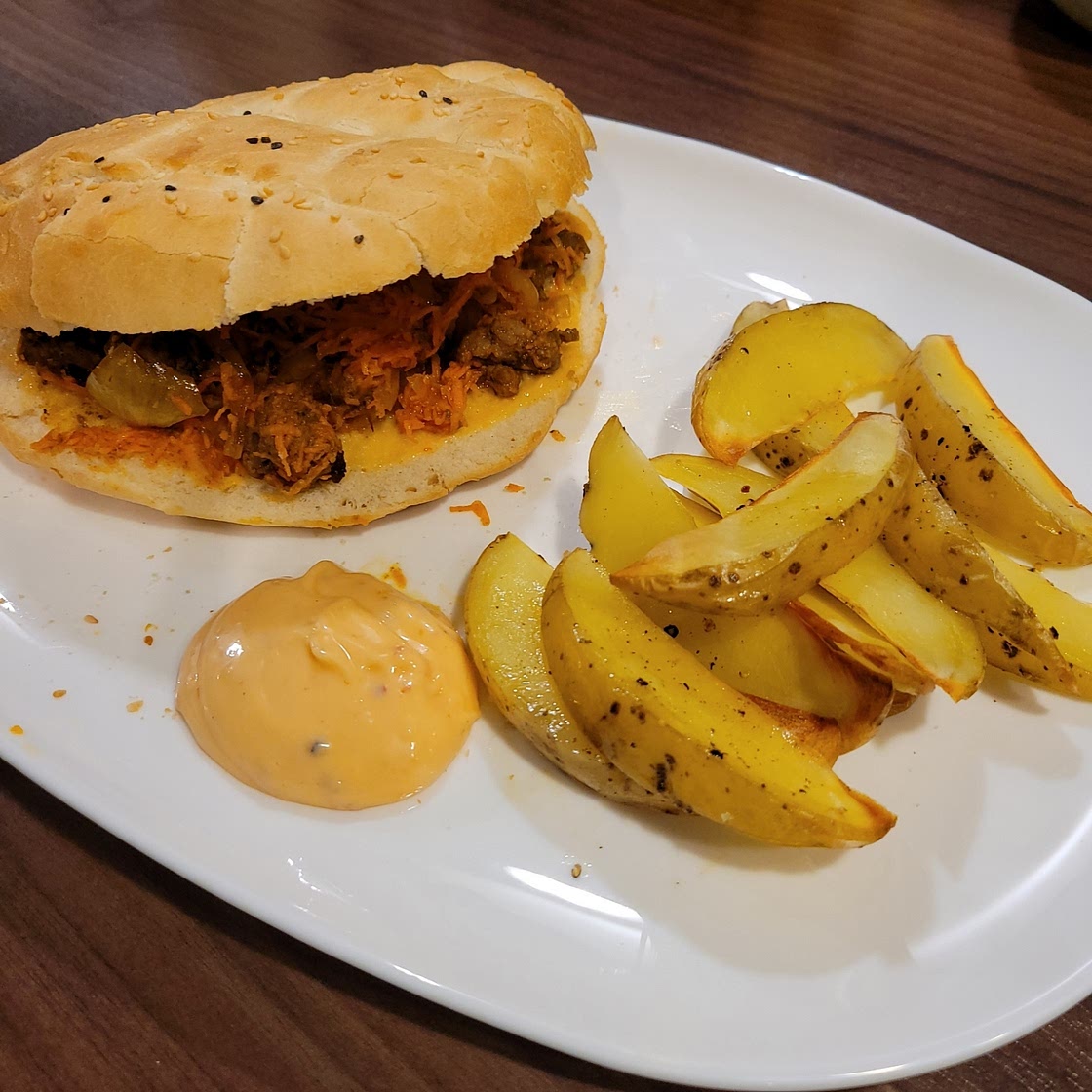 Korean Beef Sandwich mit Karotten dazu Ofenkartoffeln und Sweet-Chili-Mayo