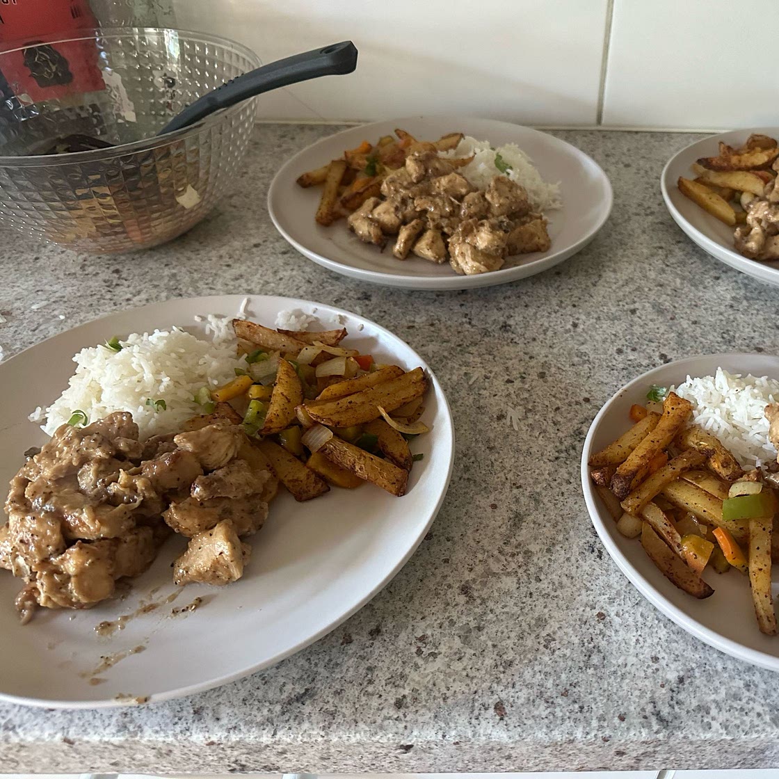 High Protein Crispy Salt n Pepper Chicken & Chips Meal Prep! Only 436 Calories per serve🤌🏽🔥 Combining 2 very popular takeout meals! This tastes absolutely delicious, is low in calories, filling and easy to make for the week ahead! Macros per serving