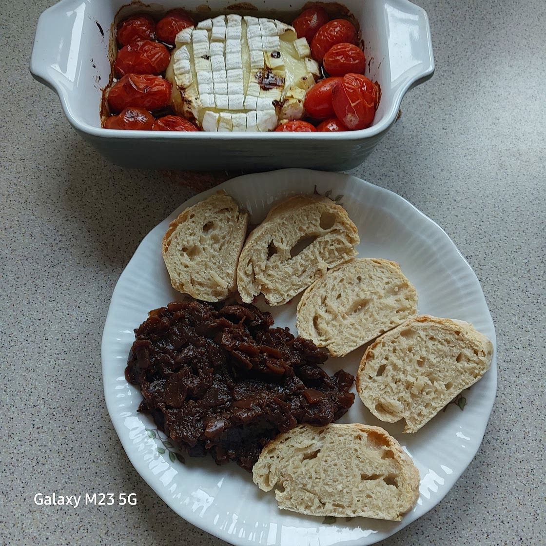 Baked carmelized red onion and wine camembert