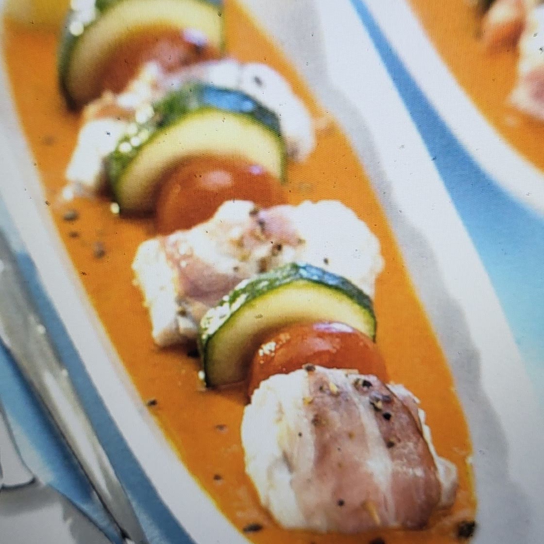 Fisch-Tomaten-Spieße mit Kartoffeln und Paprikasauce