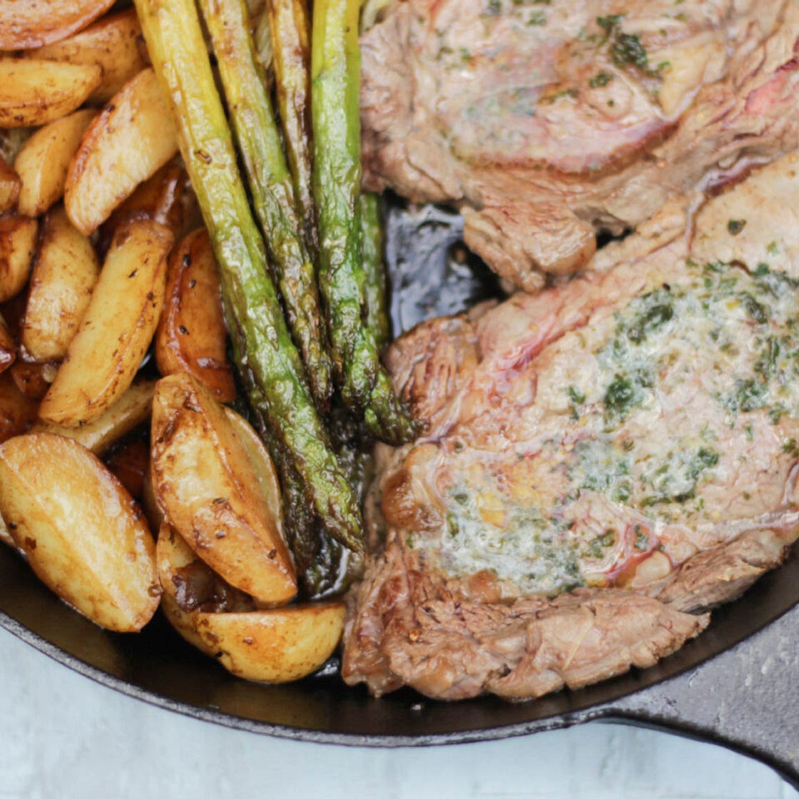 Receita de Bife com Manteiga de Ervas, Batata Dourada e Espargos - Clara de Sousa