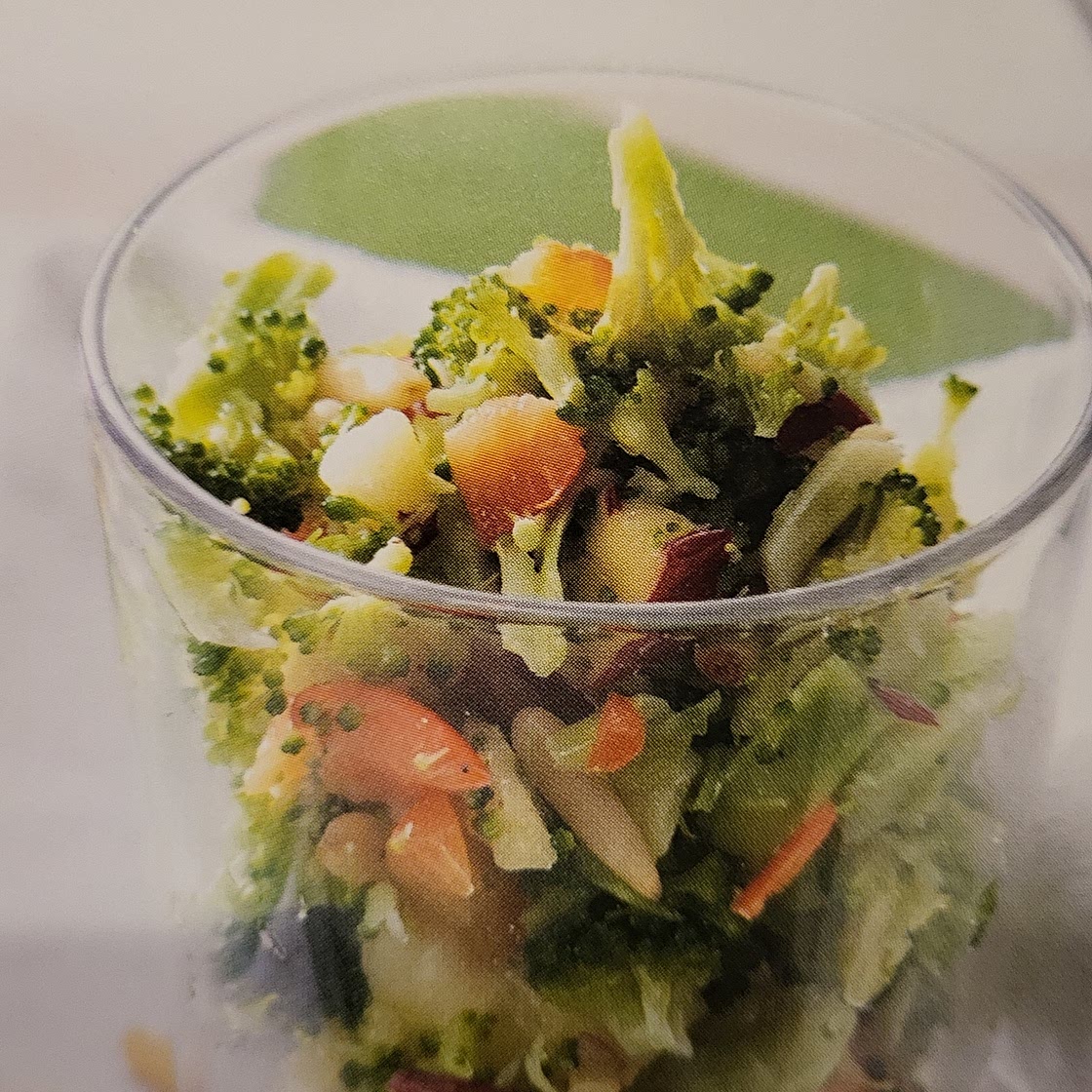 Brokkolisalat mit Pinienkernen