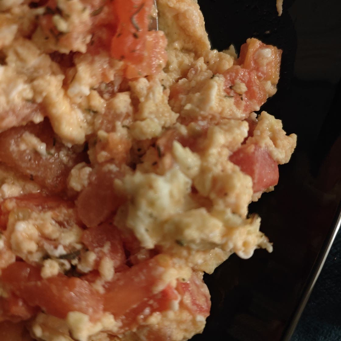 Oeufs brouillés a la tomate