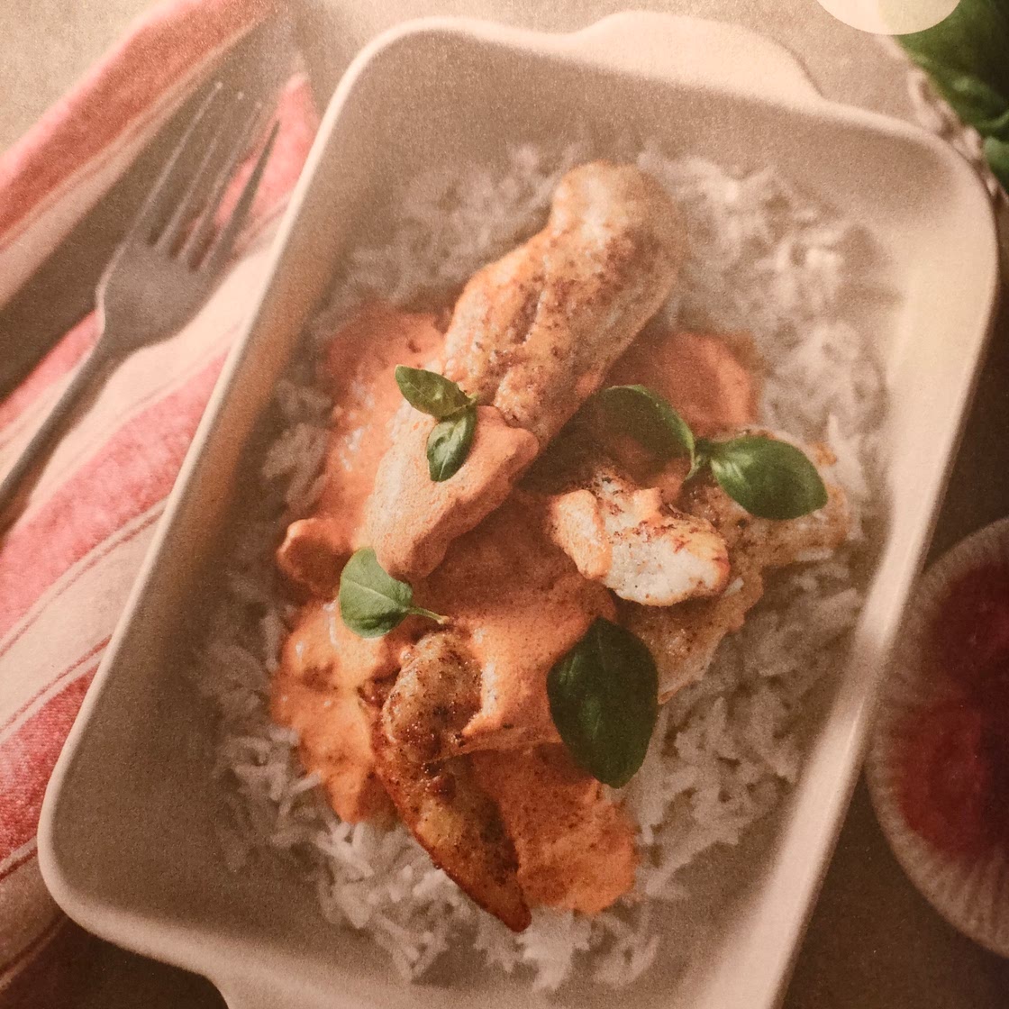 Peitos de frango com molho de tomate cremoso