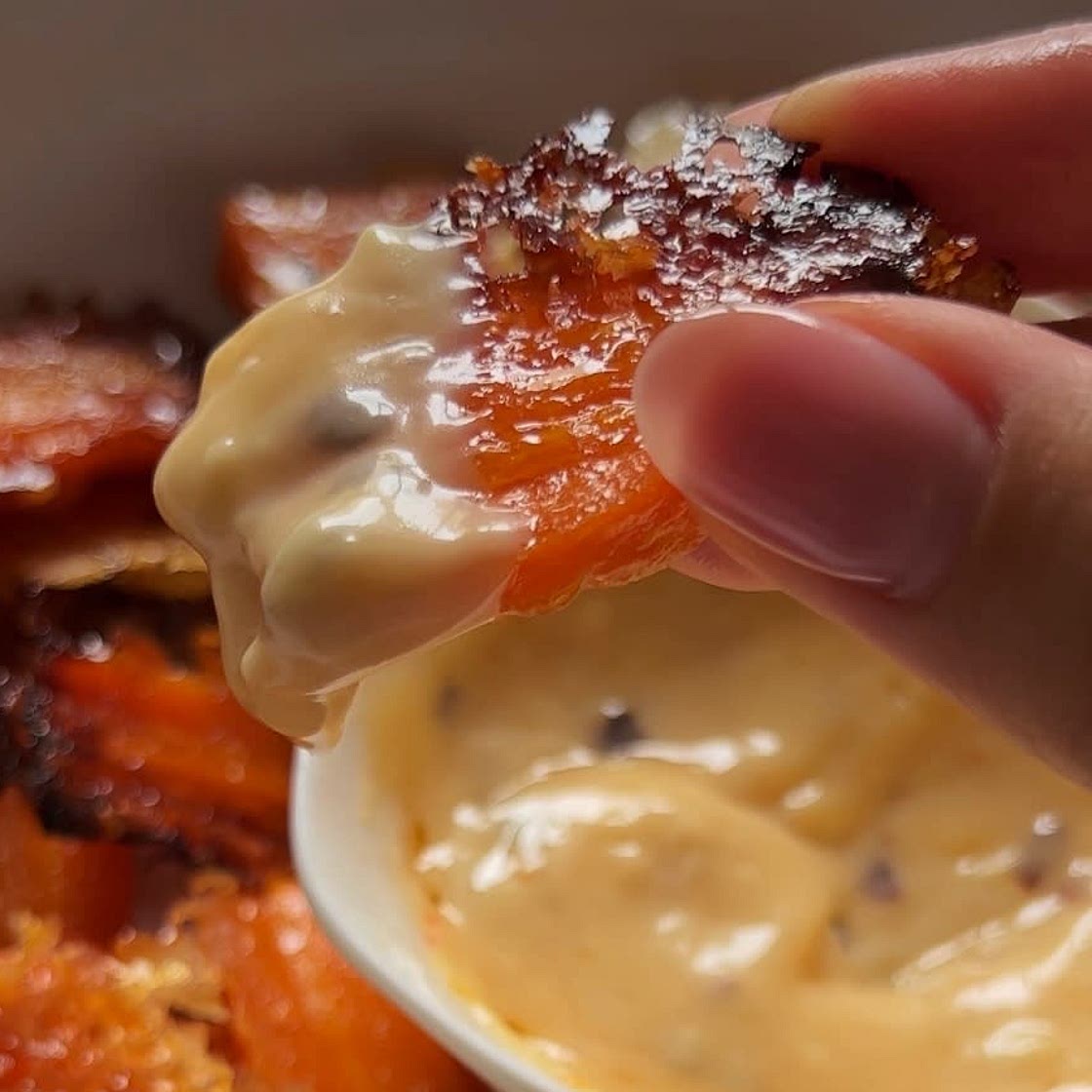 carote in crosta di parmigiano e hot honey mayo