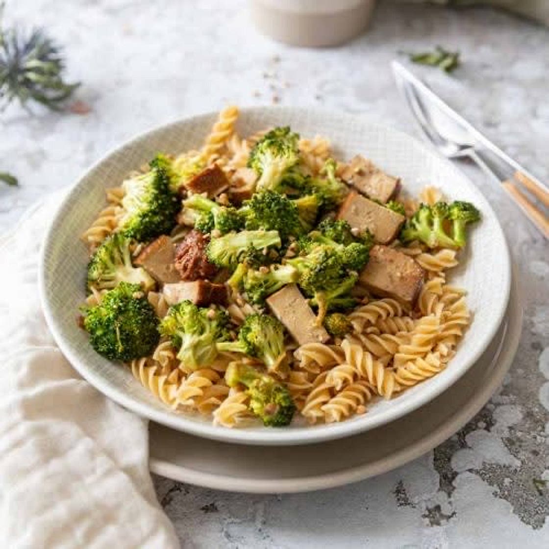 Pâtes crémeuses au tofu fumé et brocolis - Cuisine Addict