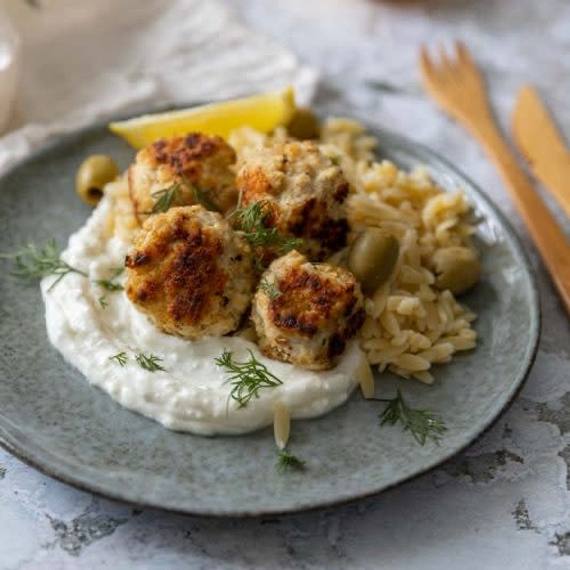 Boulettes de poulet à la grecque, orzo au citron & sauce feta - 