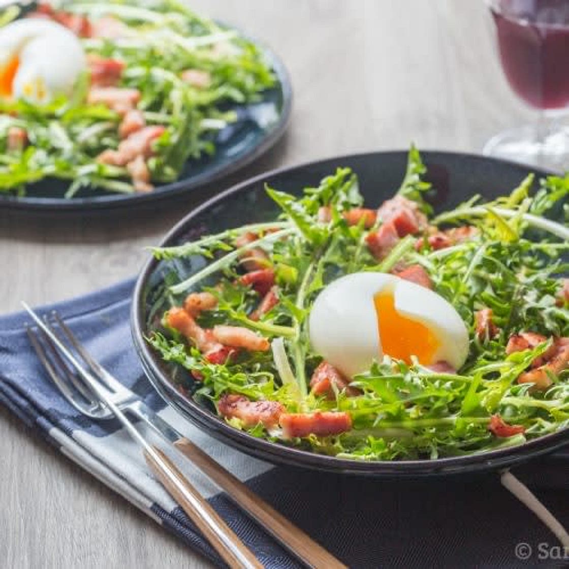 Salade de Pissenlit, Lardons & Oeuf mollet - Cuisine Addict