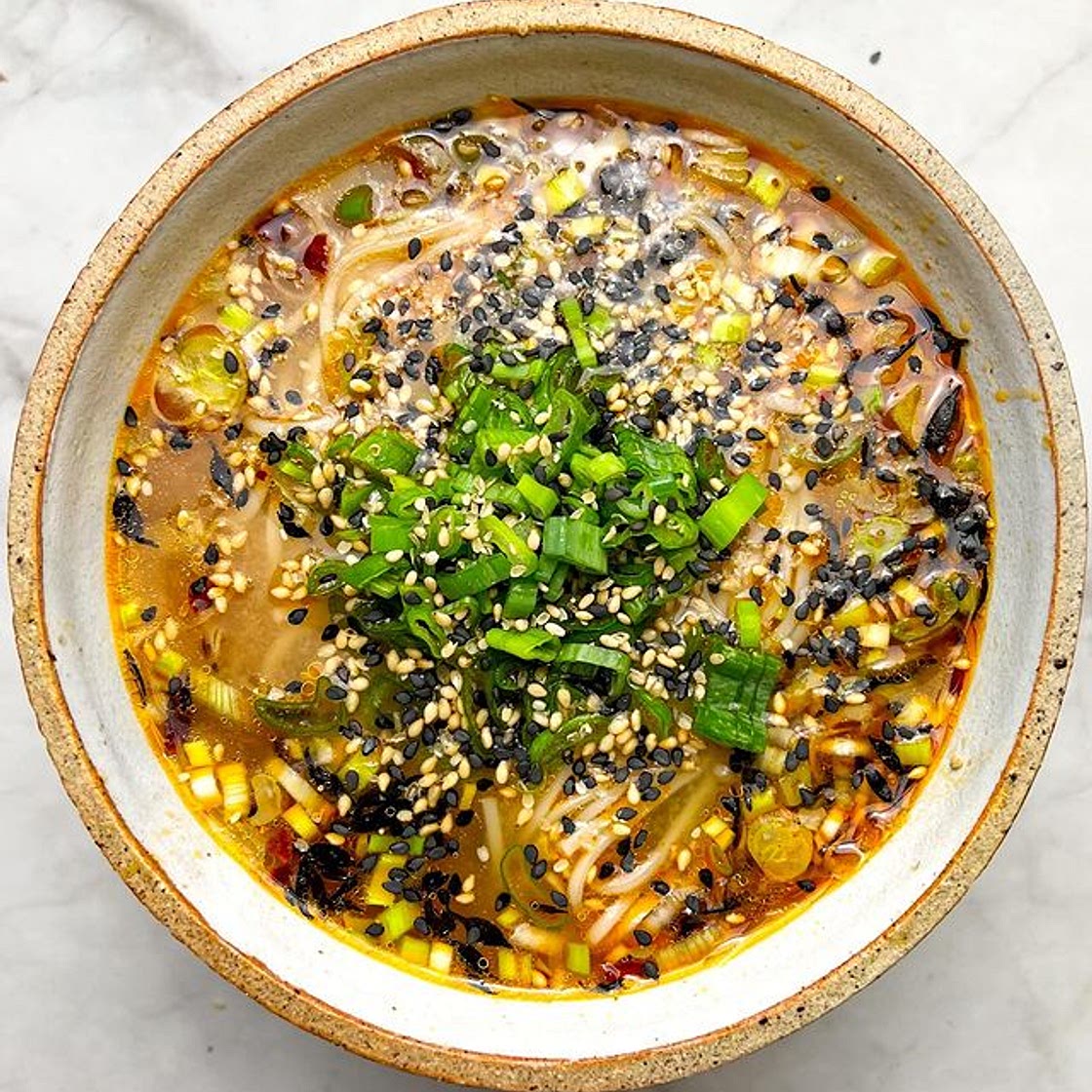 5 MINUTE VEGAN NOODLE SOUP 🍜 I’ll be eating this ‘just today, yesterday, everyday &amp; tomorrow night’🤌 Recipe: -1 1/2 tbsp soy sauce -1 tsp sesame oil -1/2 tsp sugar -1 heaped tsp miso paste -1 tsp crispy chilli oil -2 spring onions -1 tsp dried Wakame