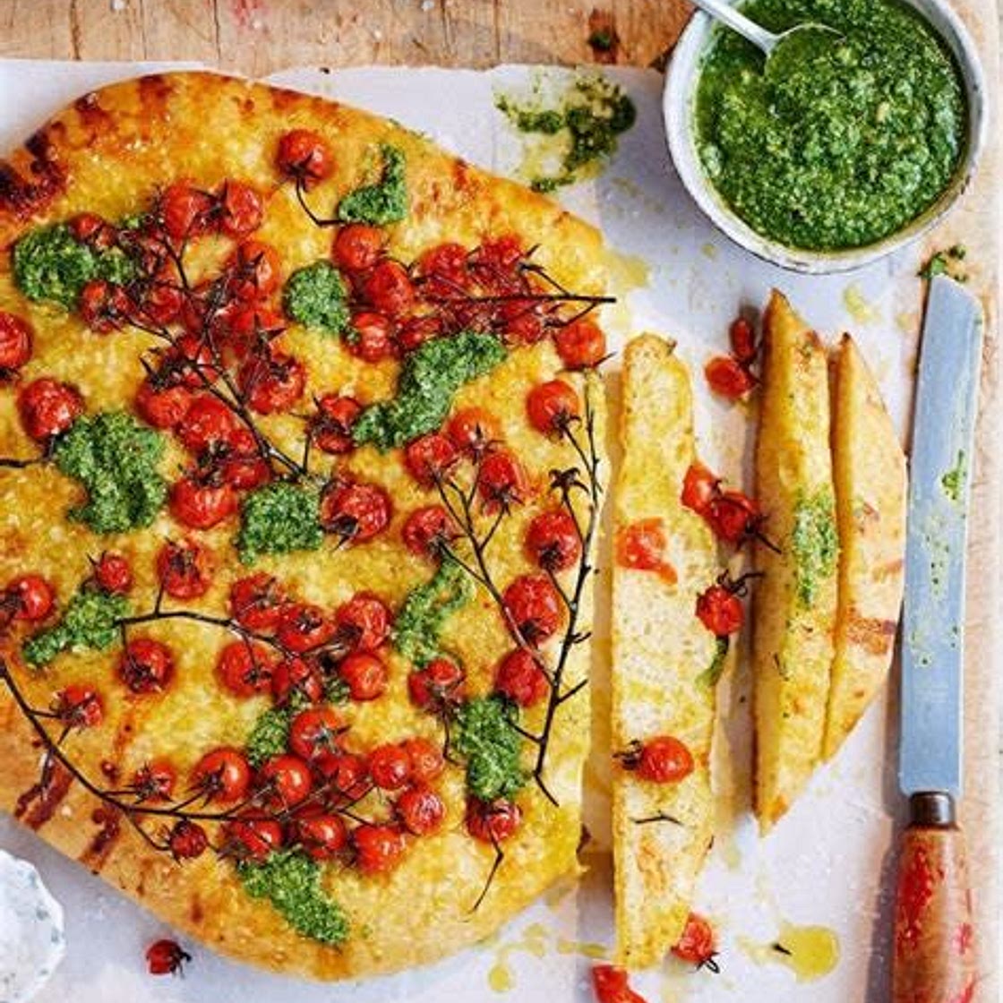 Focaccia au pesto verde, tomates et basilic
