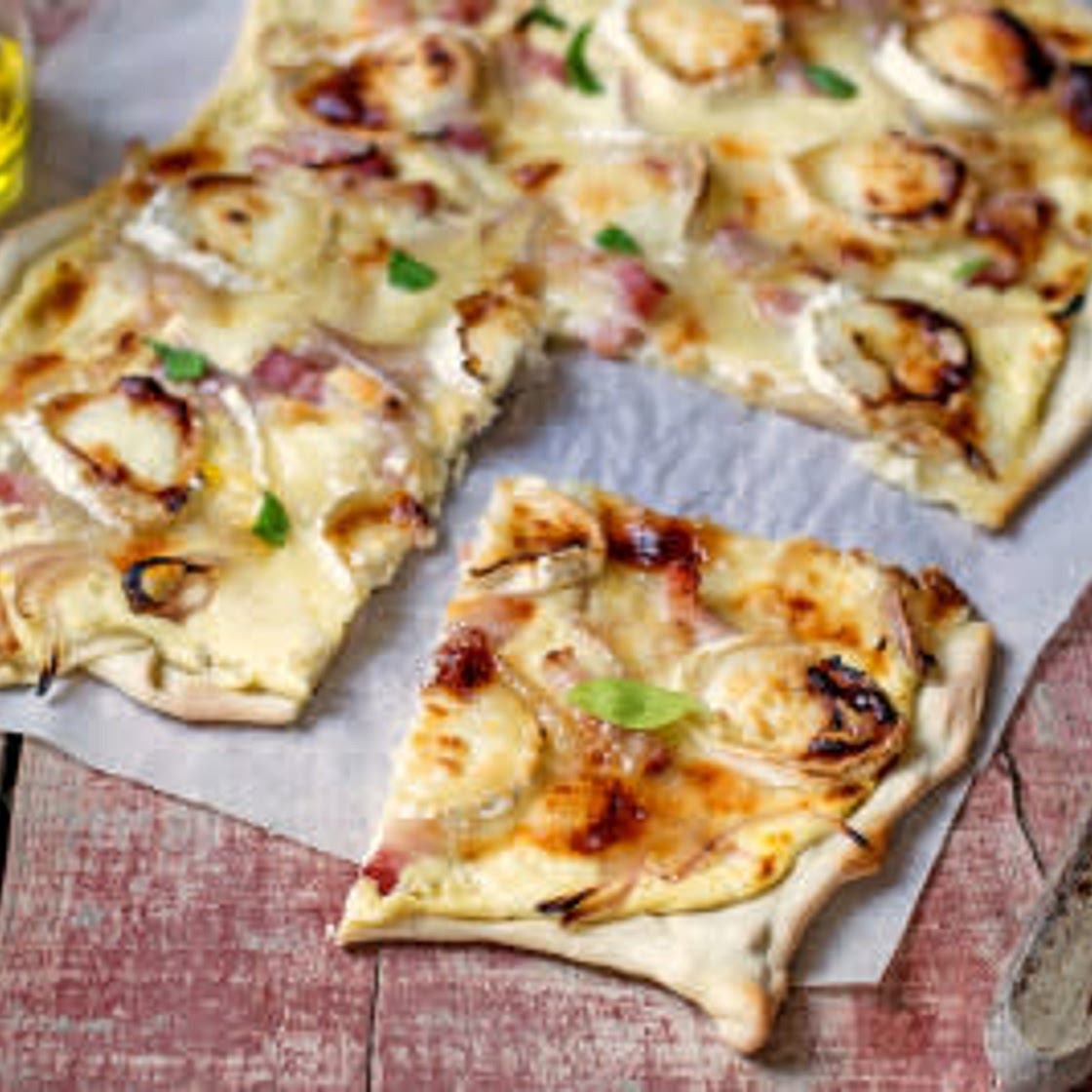 Tarte flambée au chèvre, rucola et appelstroop