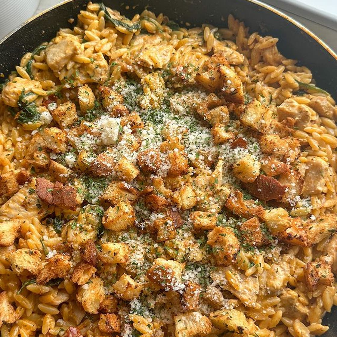✨Creamy Tuscan Chicken Orzo w Garlic Bread topping ✨