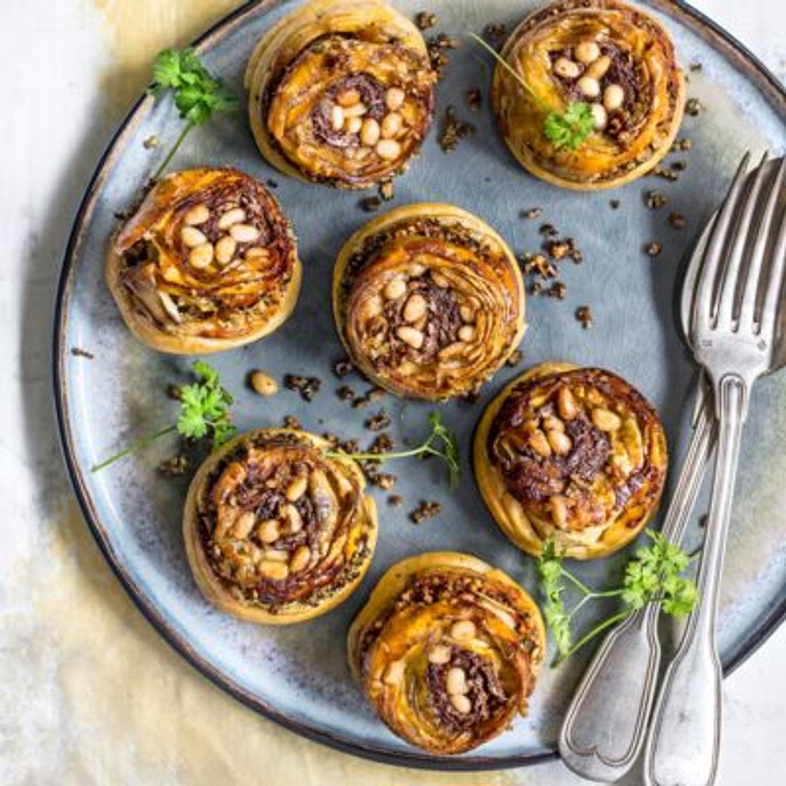 Tartelettes fleurs d'artichaut en persillade et tapenade