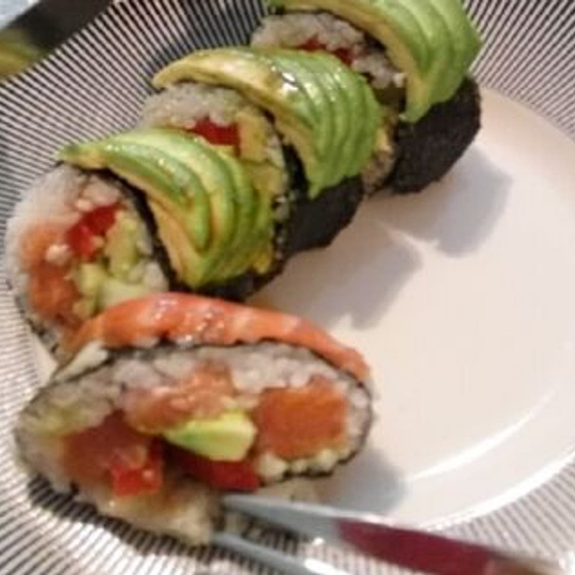 Avocat saumon et red pepper sushis