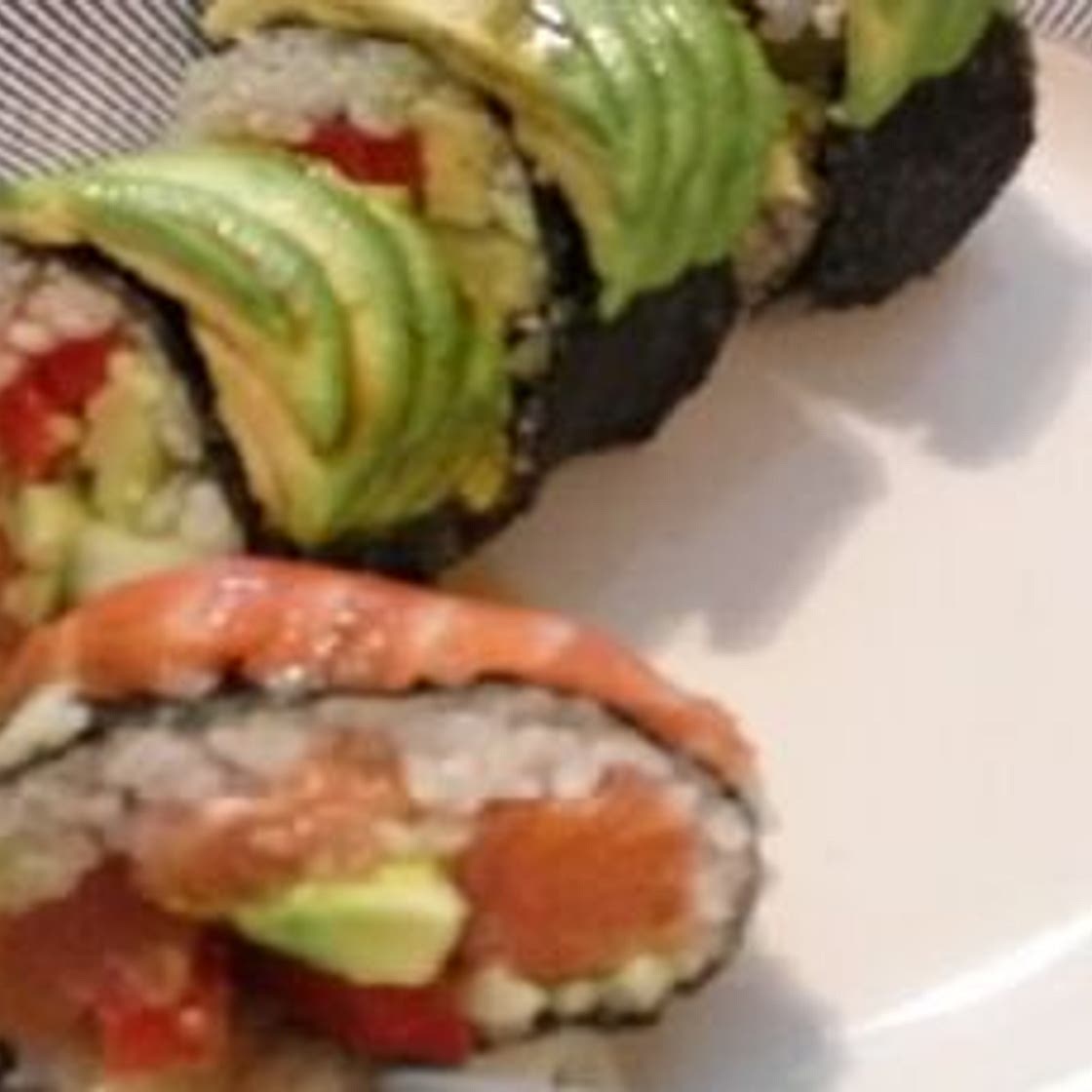Avocat saumon et red pepper sushis