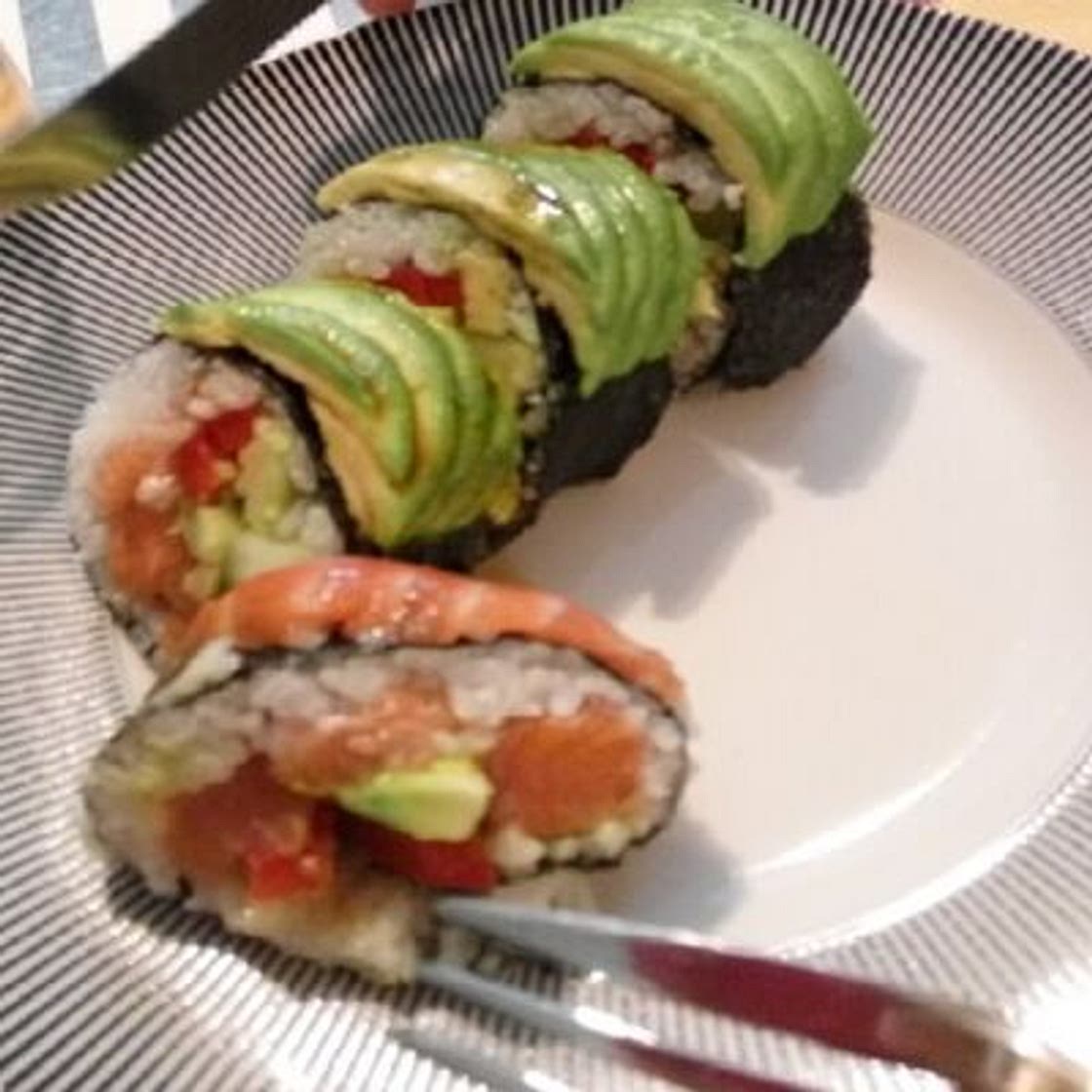 Avocat saumon et red pepper sushis