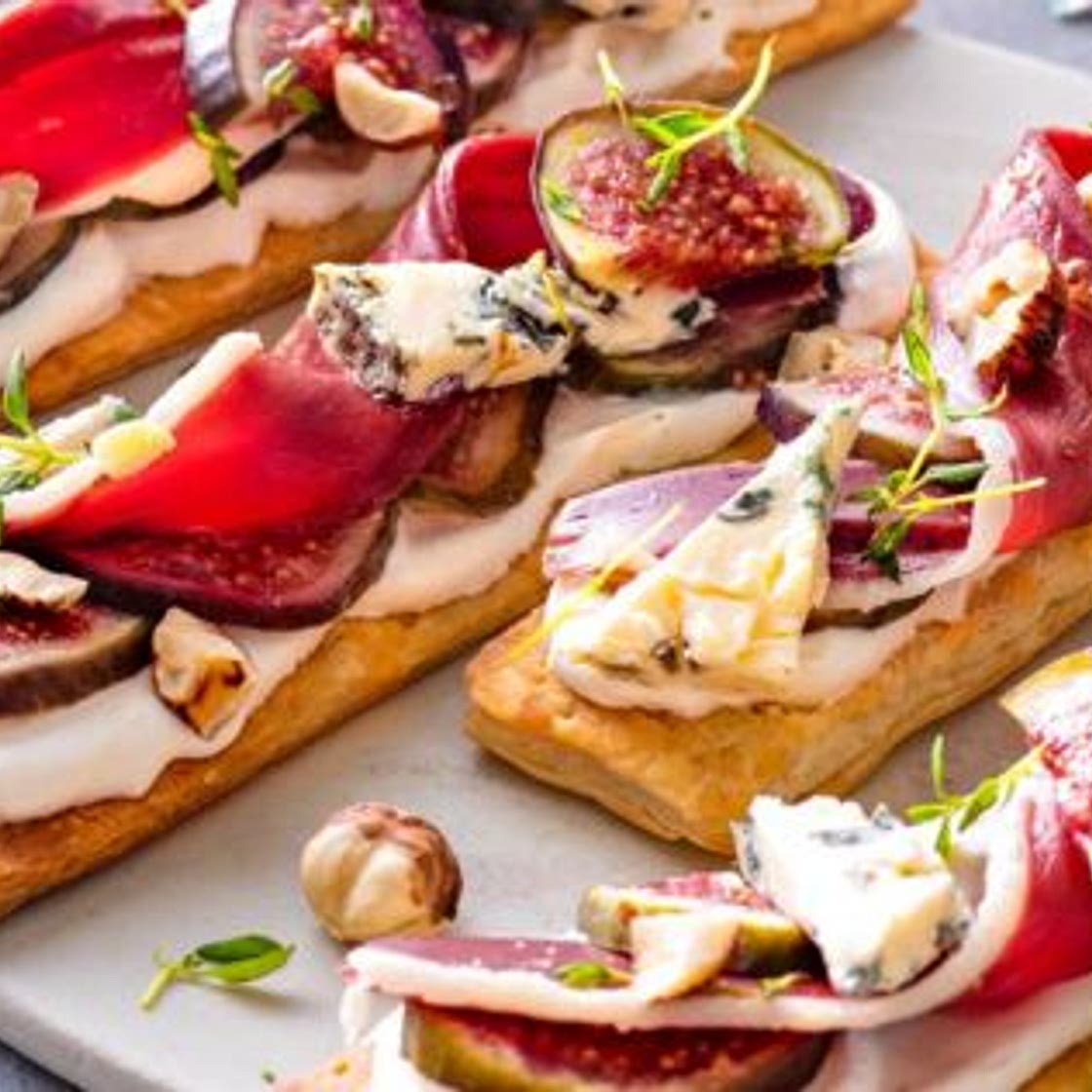 Tartes fines aux figues et chantilly de roquefort