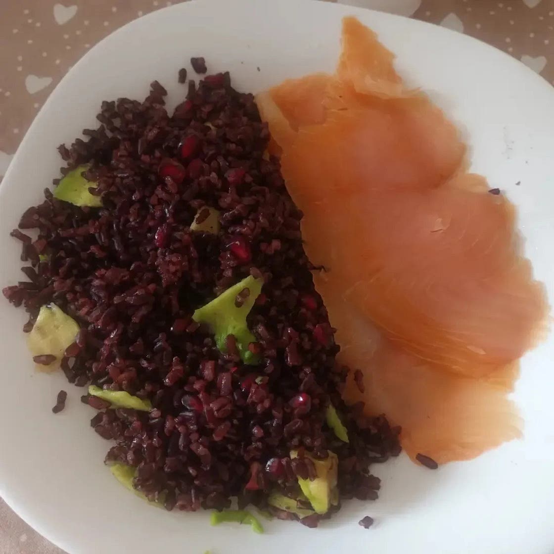 riso venere con salmone avocado e melagrana