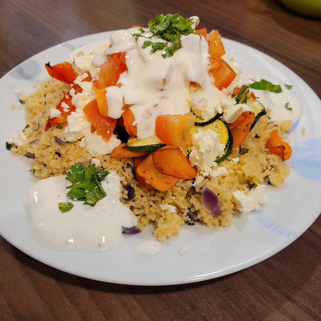 Couscous mit Dukkah-Ofengemüse dazu Hirtenkäse und Joghurtdip