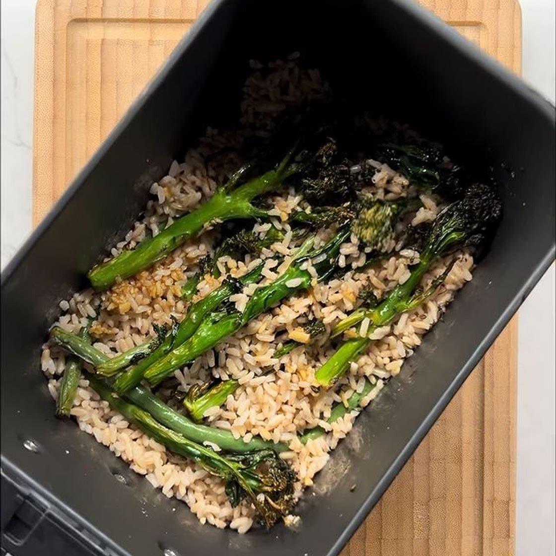Salmon ✅ Rice ✅ Veg ✅ An easy and healthy ‘chuck it all in’ air 
