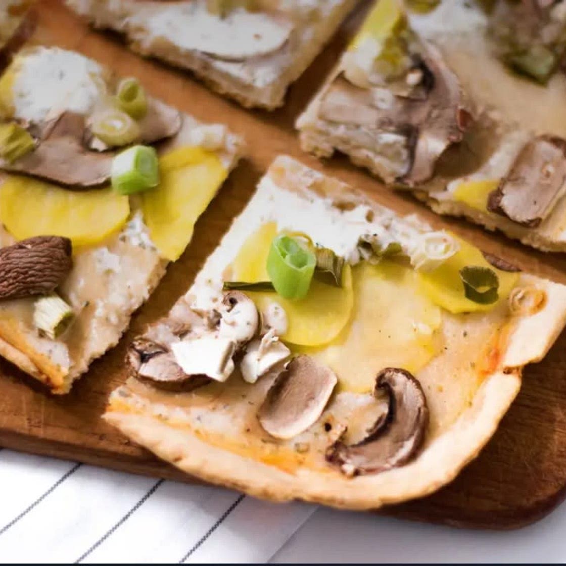Belegtes Fladenbrot mit Kartoffeln und Pilzen