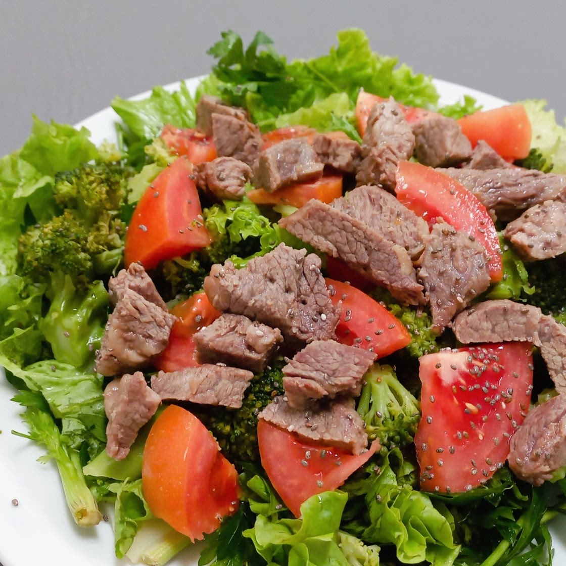 Ensalada de hojas verdes y brocoli con cuadril