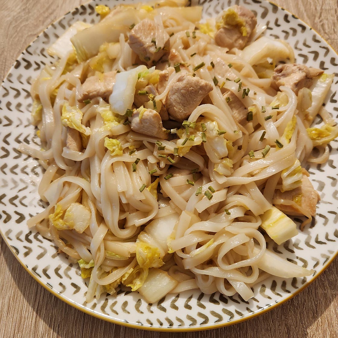 Wok de nouilles de riz, poulet et chou chinois