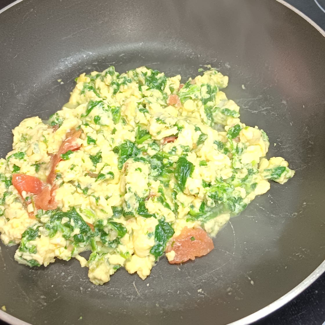 Huevos revueltos con espinacas