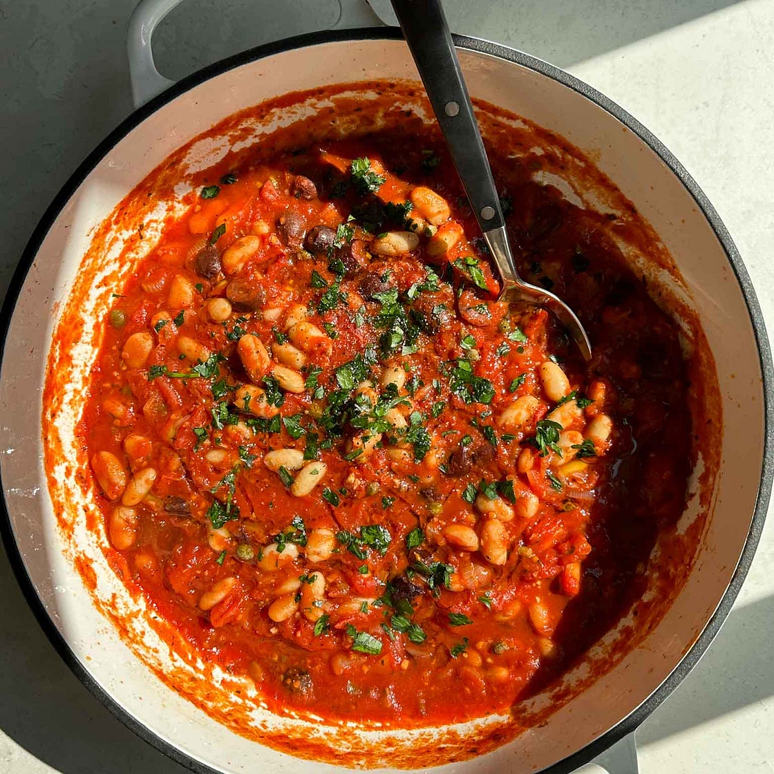 Casserole de haricots blancs à la puttanesca | margauxfood.ca