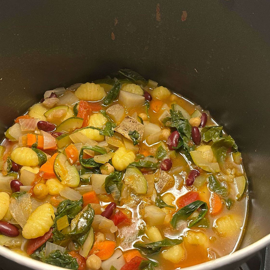 SIMPLE, HEALTHY MINESTRONE SOUP
