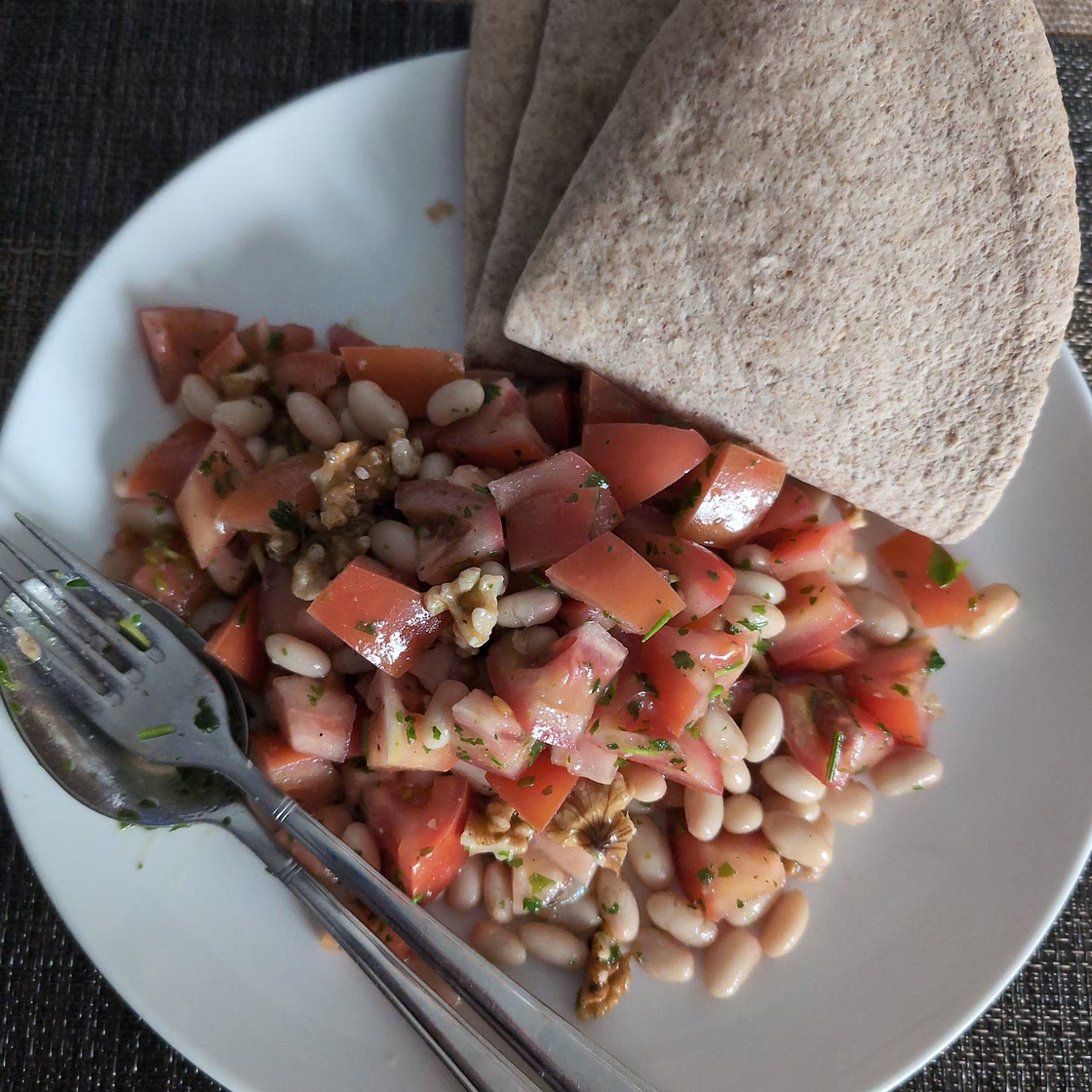 Ruck-Zuck Bohnen-Tomatensalat mit Vollkornbrot