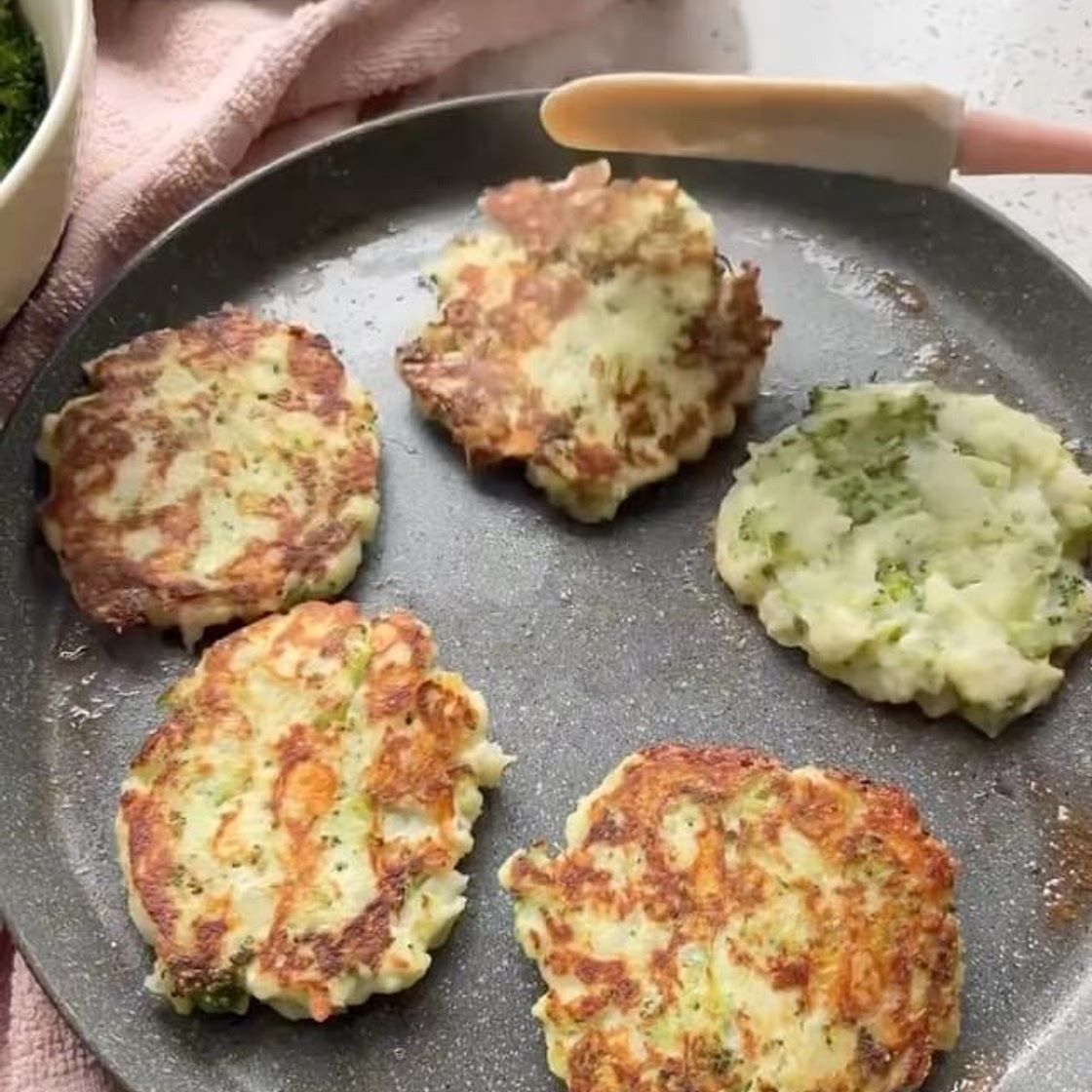 Easy baby & toddler friendly fluffy cheesy broccoli fritters